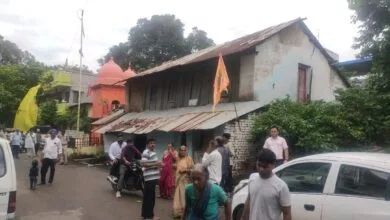 मकान पर सबकी नजर