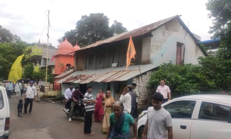 मकान पर सबकी नजर