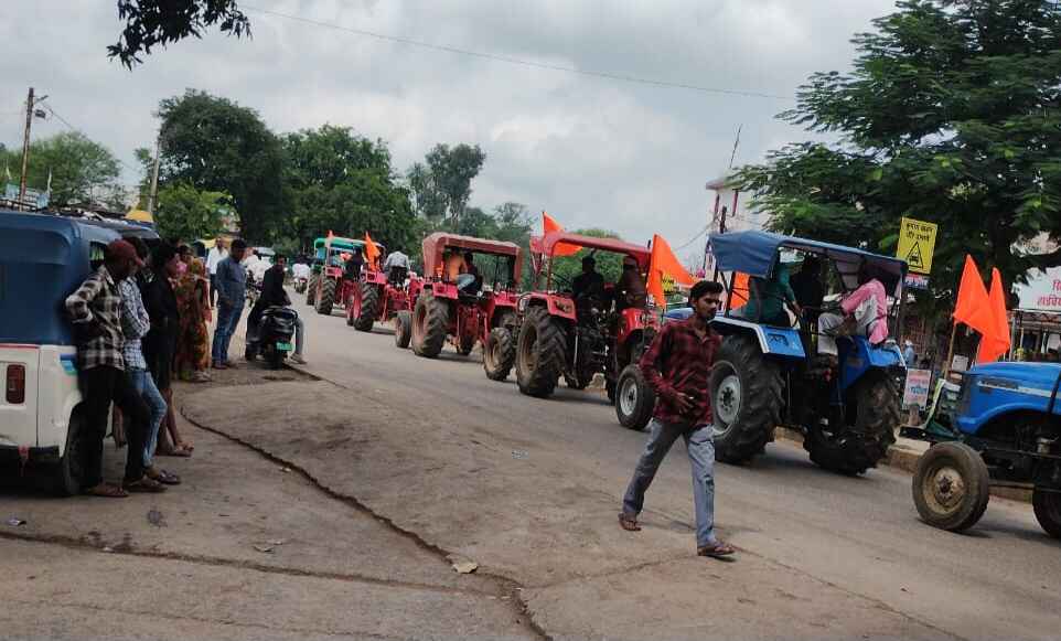राष्ट्रवादी किसान आर्मी ने करेली में निकाली ट्रैक्टर रैली, किसानों ने जताया आक्रोश
