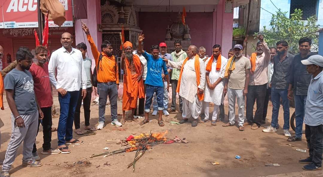 प्रभु श्रीराम का पुतला जलाने वालों पर एनएसए की मांग, कटनी में विरोध प्रदर्शन कर जलाया मुख्यमंत्री एमके स्टालिन का पुतला