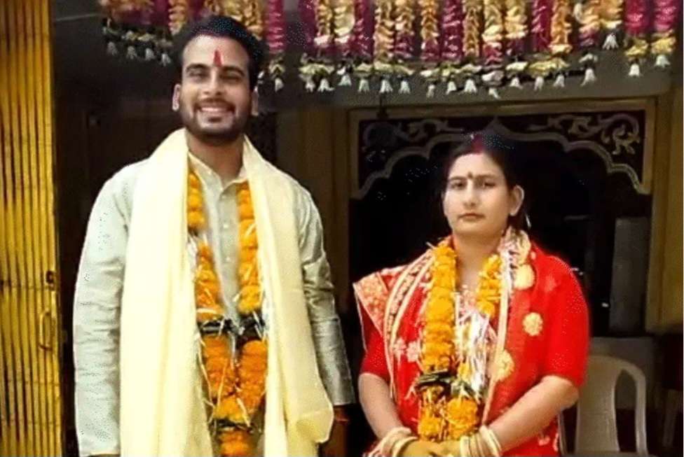 करवाचौथ पर पति की हैवानियतः पत्नी को घसीटकर रस्सी से बांधा, डंडे से पीटा — पूरे शरीर पर पड़े निशान