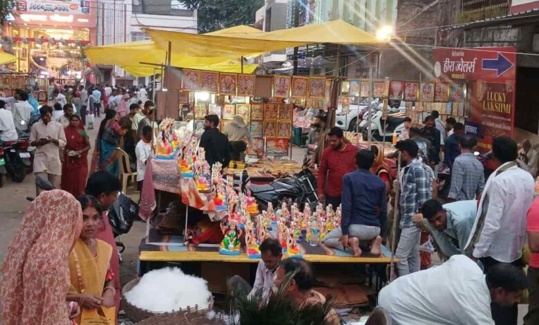 धनतेरस पर गाडरवारा के बाजारों में उमड़ी भारी भीड़, लोगों ने सोना-चांदी, बर्तन और वाहनों की की जमकर खरीदारी Janta express live
