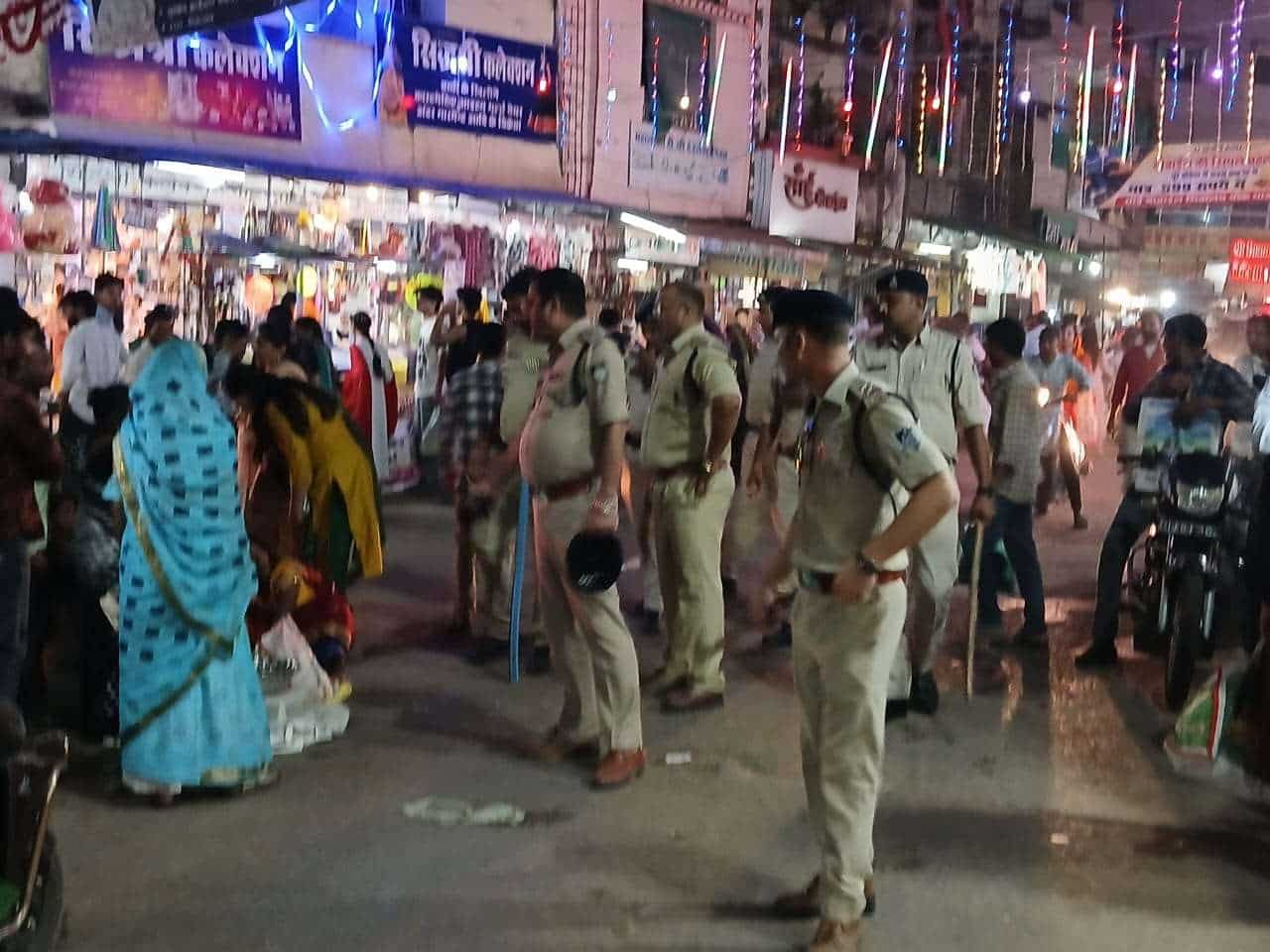 धनतेरस पर गाडरवारा के बाजारों में उमड़ी भारी भीड़, लोगों ने सोना-चांदी, बर्तन और वाहनों की की जमकर खरीदारी