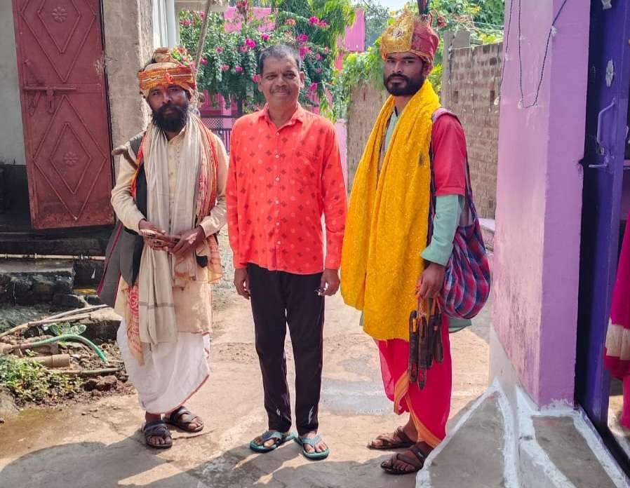 श्रवण कुमार की कथा सुनाकर भाव-विभोर कर रहे वासुदेव संप्रदाय के राम वासुदेव और साथी
जनता एक्सप्रेस लाइव