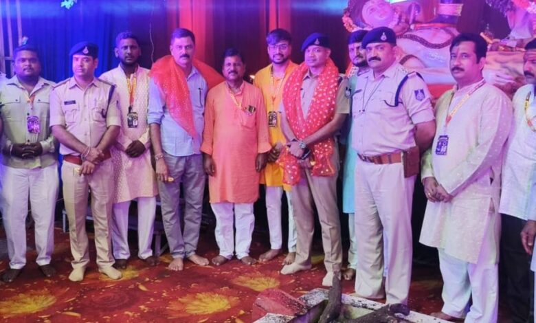 नगर में विराजित