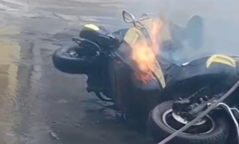 गाडरवारा में इलेक्ट्रॉनिक टू-व्हीलर में अचानक लगी आग, लोगों ने बुझाई लपटें Janta Express Live