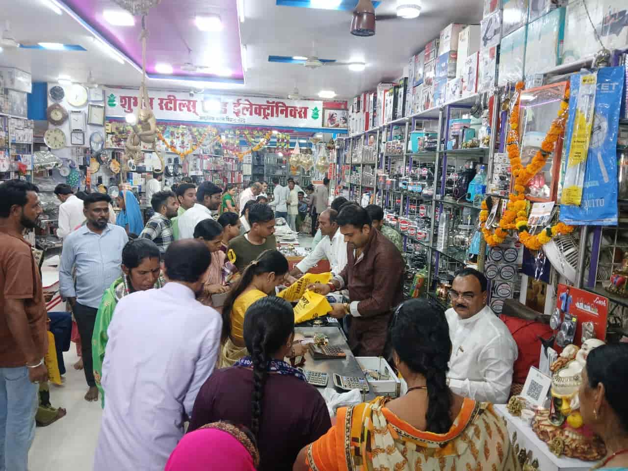 धनतेरस पर गाडरवारा के बाजारों में उमड़ी भारी भीड़, लोगों ने सोना-चांदी, बर्तन और वाहनों की की जमकर खरीदारी
Janta express live