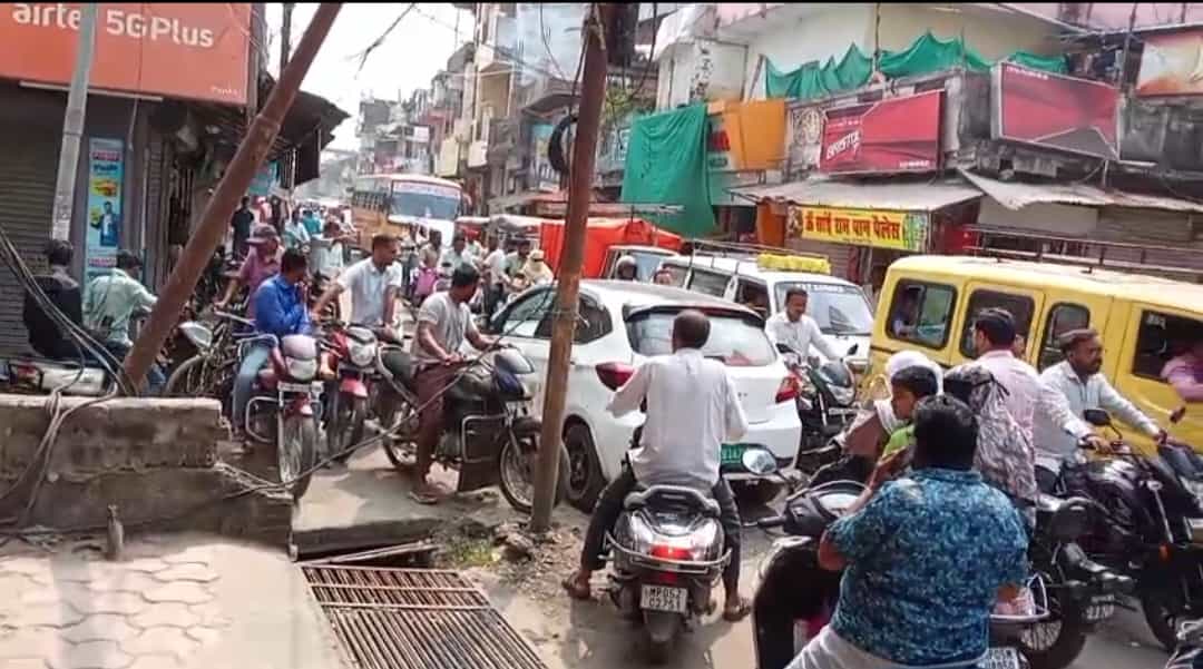 इटारसी के सूरजगंज में रोजाना जाम की समस्या, प्रशासन बना मूकदर्शक