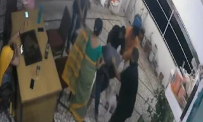 युवती और साथियों ने किया युवक का अपहरण, जमकर पीटा; वीडियो सोशल मीडिया पर वायरल Janta express live