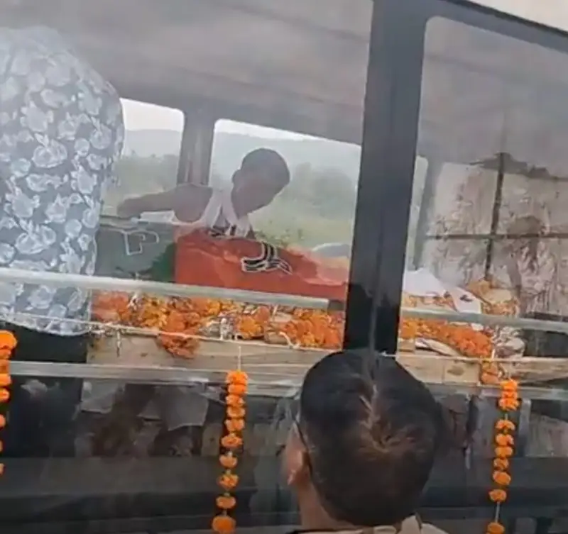 भाजपा के झंडे में लिपटे नीलेश रजक को नम आंखों से दी विदाई Janta express live