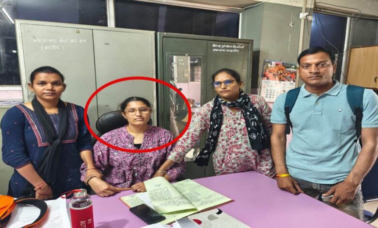 लोकायुक्त की बड़ी कार्रवाई: 15 हजार की रिश्वत लेते रंगे हाथों पकड़ी गई महिला अधिकारी, नोटशीट पर हस्ताक्षर के लिए मांगे थे 30 हजार रुपए