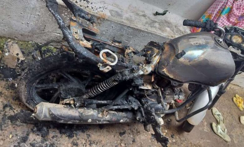 गाडरवारा में अज्ञात व्यक्ति द्वारा मोटरसाइकिल में आग Janta express live