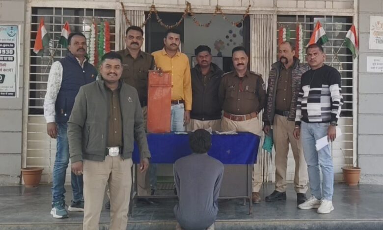 हनुमान मंदिर की दान पेटी चोरी करेली